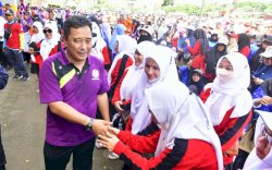  Pj Gubernur Bahtiar Dapat Sambutan Antusias di Jalan Sehat HUT PGRI