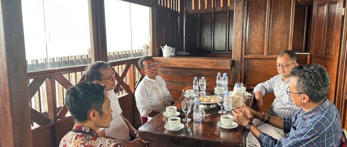 Penjabat Bupati Takalar Setiawan Aswad, bersilaturahmi dengan Kepala Balai Perikanan Budidaya Air Payau Takalar Direktorat Perikanan Budidaya Kementrian Perikanan RI, Juniyanto, di Desa Boddia, Kecamatan Galesong, Sabtu, 13 Januari 2024. Penjabat Bupati Takalar Setiawan Aswad, bersilaturahmi dengan Kepala Balai Perikanan Budidaya Air Payau Takalar Direktorat Perikanan Budidaya Kementrian Perikanan RI, Juniyanto, di Desa Boddia, Kecamatan Galesong, Sabtu, 13 Januari 2024.