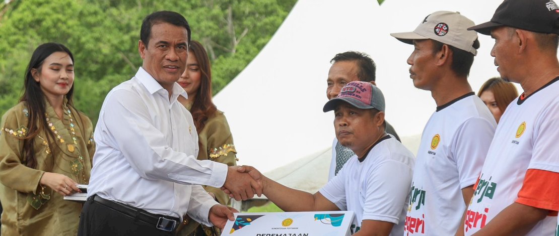 Menteri Pertanian, Andi Amran Sulaiman, menyerahkan sejumlah bantuan guna menggenjot pembangunan pertanian di Kabupaten Wajo.