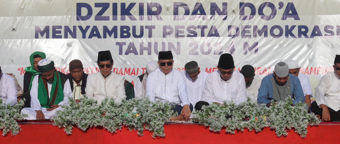 Dizikir dan Doa Bersama yang digelar Pemerintah Daerah Kabupaten Kepulauan Selayar, di Lapangan Pemuda Benteng, kemarin, Jumat, 12 Januari 2024. Dizikir dan Doa Bersama yang digelar Pemerintah Daerah Kabupaten Kepulauan Selayar, di Lapangan Pemuda Benteng, kemarin, Jumat, 12 Januari 2024.
