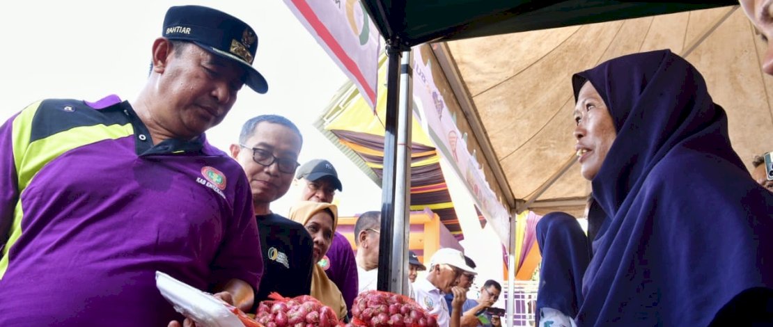 Penjabat (Pj) Gubernur Sulsel Bahtiar Baharuddin dan Pj Bupati Enrekang, Baba, memantau pelaksanaan Gelar Pangan Murah oleh Dinas Ketahanan Pangan Provinsi Sulsel bekerjasama dengan Pemda Kabupaten Enrekang dan Pasar Murah Bulog, di Alun-alun Abu Bakar Lambogo Enrekang, Sabtu, 13 Januari 2024.