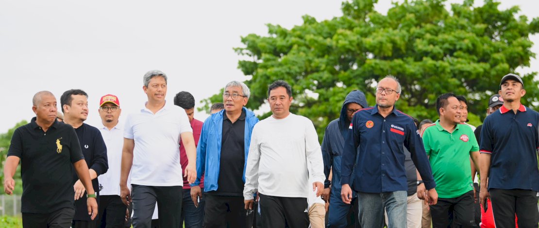 Sejumlah Kepala Organisasi Perangkat Daerah (OPD) dan jajaran lingkup Pemerintah Provinsi (Pemprov) Sulsel menikmati jalan santai bareng Penjabat Gubernur Provinsi Sulsel, Bahtiar Baharuddin, di Taman Maccini Sombala, Makassar, Minggu, 14 Januari 2024. 