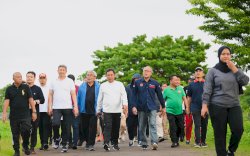 Jajaran Pemprov Sulsel Jalan Santai Bareng Bahtiar Baharuddin di Taman Maccini Sombala