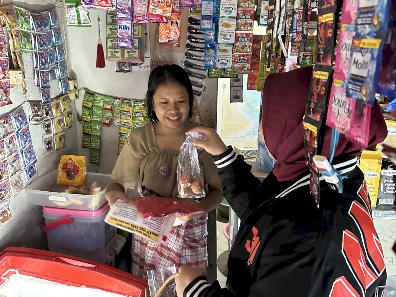 Semangat Tenri Uji Kampanyekan Ganjar-Mahfud, Terjang Badai Bagikan Kaos dan Telur