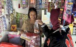 Semangat Tenri Uji Kampanyekan Ganjar-Mahfud, Terjang Badai Bagikan Kaos dan Telur