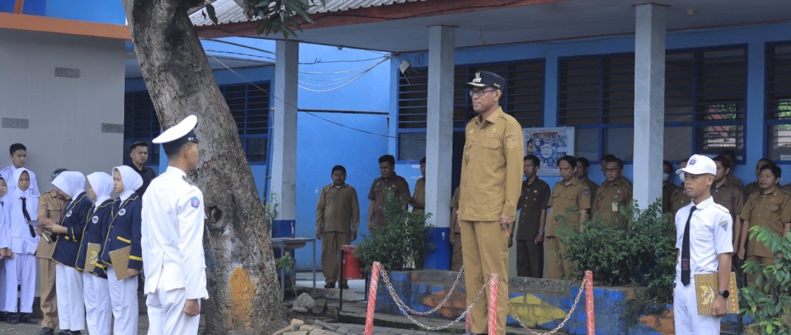 Pj. Bupati Takalar Membaur dengan Guru dan Siswa di Upacara Bendera SMKN 4 Takalar Pj. Bupati Takalar Membaur dengan Guru dan Siswa di Upacara Bendera SMKN 4 Takalar