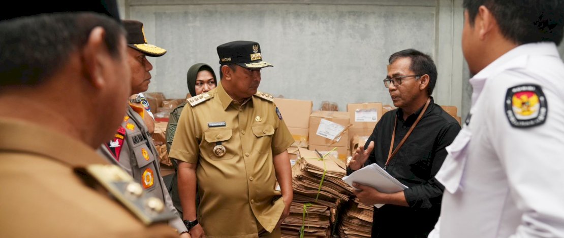 Penjabat Gubernur Sulsel Bahtiar Baharuddin dan Kapolda Sulsel Irjen Pol Andi Rian R Djajadi, saat mengecek gudang logistik Komisi Pemilihan Umum (KPU) Kabupaten Gowa. Penjabat Gubernur Sulsel Bahtiar Baharuddin dan Kapolda Sulsel Irjen Pol Andi Rian R Djajadi, saat mengecek gudang logistik Komisi Pemilihan Umum (KPU) Kabupaten Gowa.