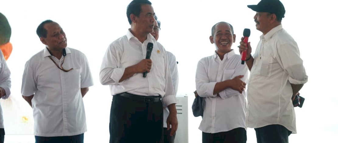 Mentan Amran saat mengikuti Gerakan Percepatan Tanam di Kelompok Tani Sipatuo Sipatokkong, Desa Mappasengka, Kecamatan Ponre Kabupaten Bone, pada Senin, 15 Januari 2024.
Mentan Amran saat mengikuti Gerakan Percepatan Tanam di Kelompok Tani Sipatuo Sipatokkong, Desa Mappasengka, Kecamatan Ponre Kabupaten Bone, pada Senin, 15 Januari 2024.
