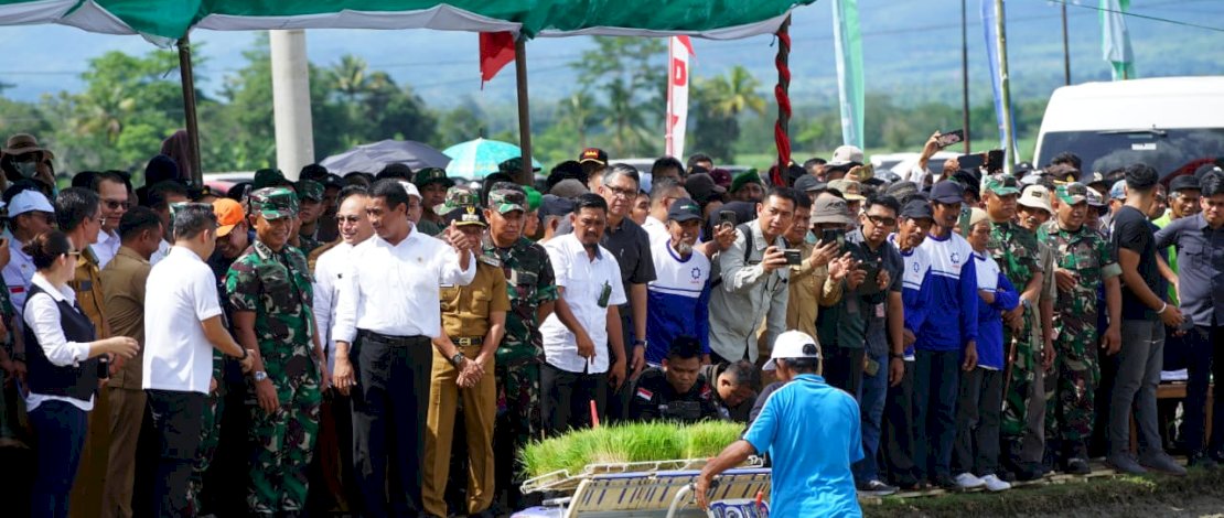 Pembinaan Penyuluh dan Petani Provinsi Sulawesi Selatan Wilayah Kabupaten Bone, Soppeng, dan Sinjai, di Lapangan Mappesangka, Kecamatan Ponre, Kabupaten Bone, Senin, 15 Januari 2024. Pembinaan Penyuluh dan Petani Provinsi Sulawesi Selatan Wilayah Kabupaten Bone, Soppeng, dan Sinjai, di Lapangan Mappesangka, Kecamatan Ponre, Kabupaten Bone, Senin, 15 Januari 2024.