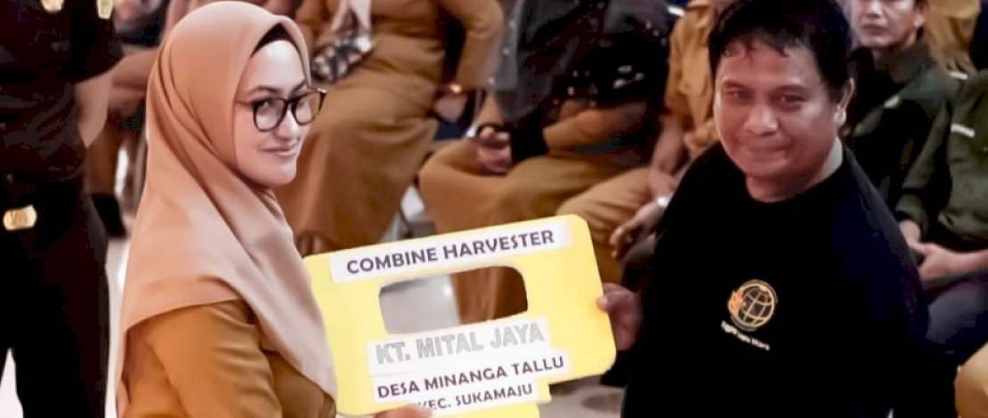 Bupati Luwu Utara, Indah Putri Indriani, menyerahkan 526 Alat Mesin Pertanian (Alsintan) Tahun Anggaran 2023 kepada 92 Kelompok Tani (Poktan) se-Kabupaten Luwu Utara, Senin, 15 Januari 2024.
