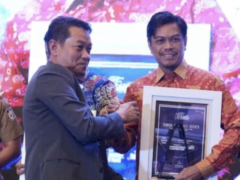 PJ Sekda Makassar Sabet Penghargaan Tokoh Progresif dan Inspiratif