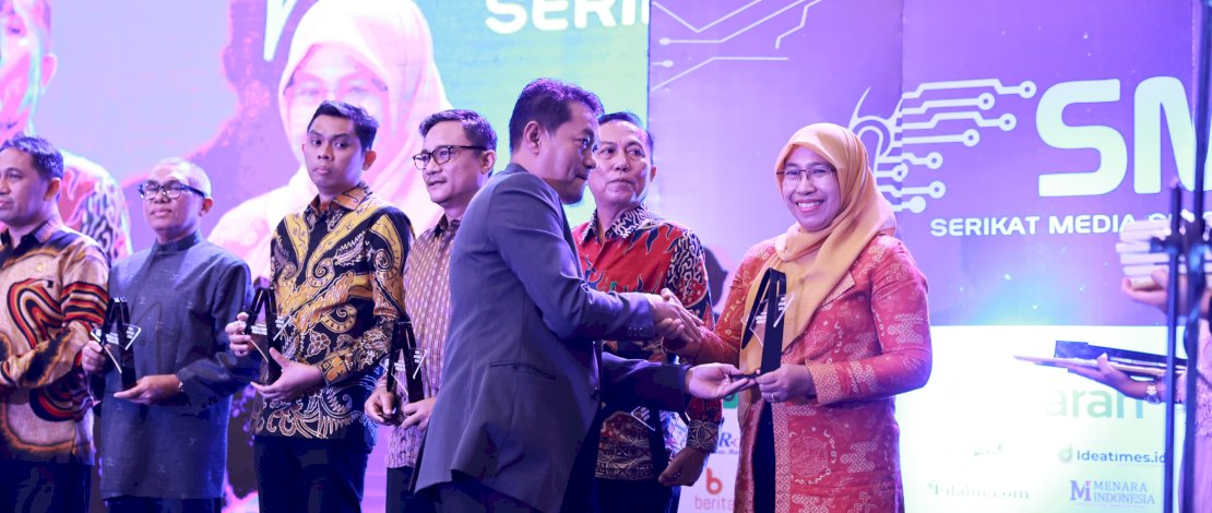 Penghargaan diserahkan oleh Ketua SMSI Sulsel, Rasid Alfarizi diterima secara langsung oleh Plt Kadis Kominfo Makassar, Ismawaty Nur, di malam SMSI Award Sulsel 2024, di Claro Hotel, Senin (15/01/2024).