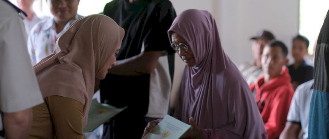 Bupati Luwu Utara, Indah Putri Indriani menyerahkan sertipikat tanah, di Desa Minanga Tallu, Kecamatan Sukamaju.