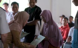 Bupati Luwu Utara Serahkan 360 Sertipikat Tanah di Desa Minanga Tallu