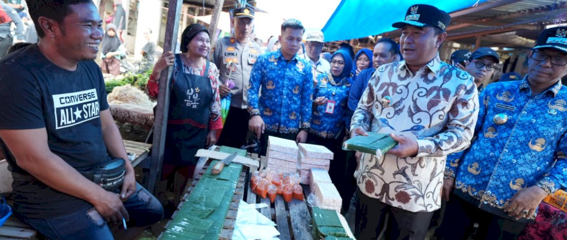 Pj Gubernur Sulsel, Bahtiar Baharuddin, meninjau harga dan stok kebutuhan pokok di Pasar Palleko dan Bulog, Kabupaten Takalar, Rabu, 17 Januari 2024. 