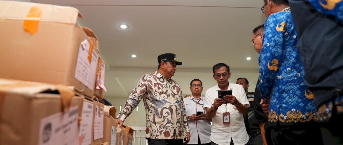 Penjabat Gubernur Sulsel, Bahtiar Baharuddin, meninjau persiapan logistik Pemilu di Gudang Logistik KPU Takalar, Rabu, 17 Januari 2024.