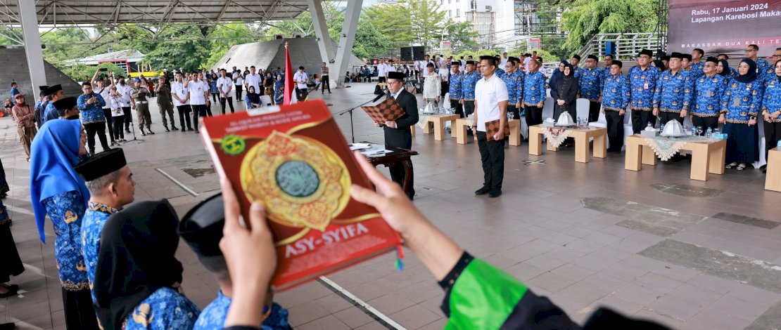 Pelantikan dan Pengambilan Sumpah Jabatan Pejabat Administrasi Lingkup Pemkot Makassar di Tribun Karebosi, Rabu, 17 Januari 2024.