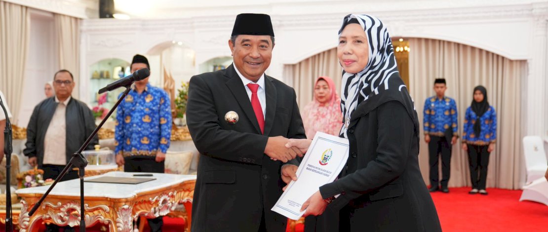 Penjabat Gubernur Sulsel, Bahtiar Baharuddin, melantik dr Besse Rasida sebagai Dokter Ahli Utama pada Pemerintah Provinsi Sulsel, di Rumah Jabatan Gubernur Sulsel, Rabu, 17 Januari 2024. 