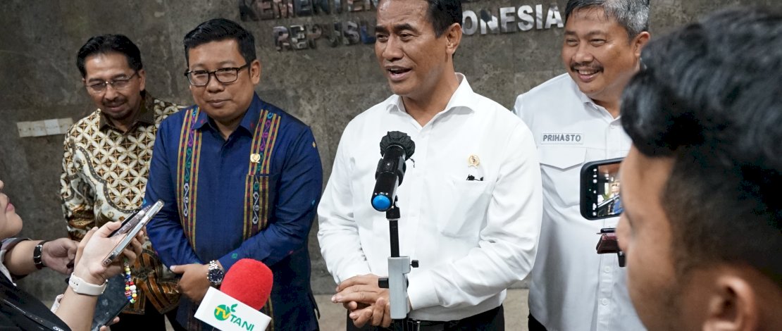 Mentan Andi Amran Sulaiman memastikan Januari tahun ini akan ada tambahan pupuk untuk produksi padi dan jagung. Mentan Andi Amran Sulaiman memastikan Januari tahun ini akan ada tambahan pupuk untuk produksi padi dan jagung.