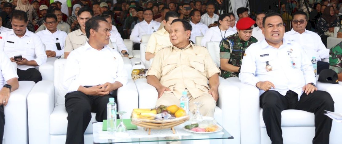 Menhan Prabowo Subianto bersama Mentan Andi Amran Sulaiman menghadiri gerakan peningkatan produksi pangan melalui optimalisasi peran Lembaga Masyarakat Desa Hutan atau LMDH se Jawa Tengah.
Menhan Prabowo Subianto bersama Mentan Andi Amran Sulaiman menghadiri gerakan peningkatan produksi pangan melalui optimalisasi peran Lembaga Masyarakat Desa Hutan atau LMDH se Jawa Tengah.