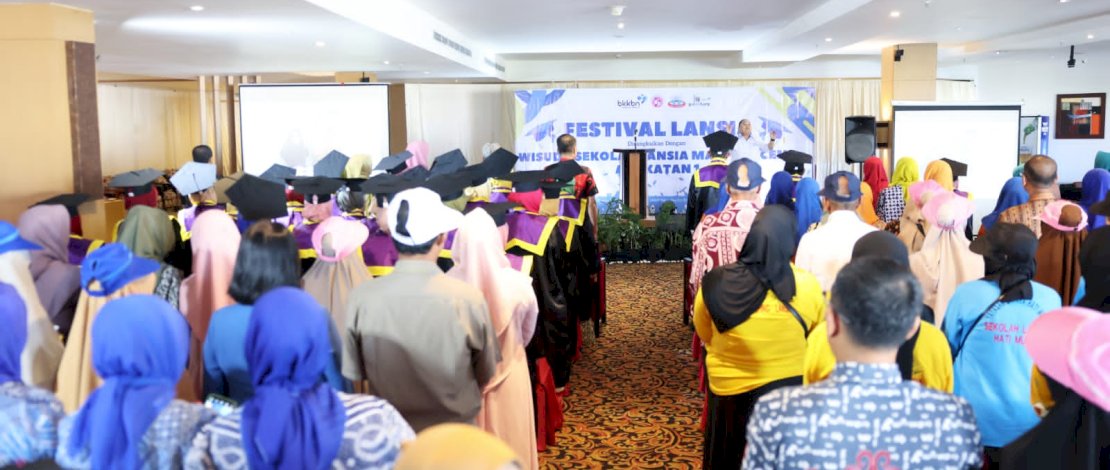 Perwakilan BKKBN Sulawesi Selatan menggelar kegiatan Festival Lansia yang dirangkaikan dengan Wisuda Sekolah Lansia Mappadeceng Angkatan Pertama, di Swiss-Belinn Panakkukang Makassar, Kamis, 14 Desember 2023. Perwakilan BKKBN Sulawesi Selatan menggelar kegiatan Festival Lansia yang dirangkaikan dengan Wisuda Sekolah Lansia Mappadeceng Angkatan Pertama, di Swiss-Belinn Panakkukang Makassar, Kamis, 14 Desember 2023.