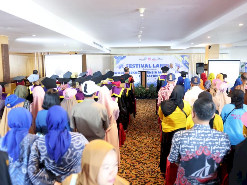 Gelar Wisuda Pertama, BKKBN Sulsel Luluskan 23 Wisudawati Sekolah Lansia Mappadeceng
