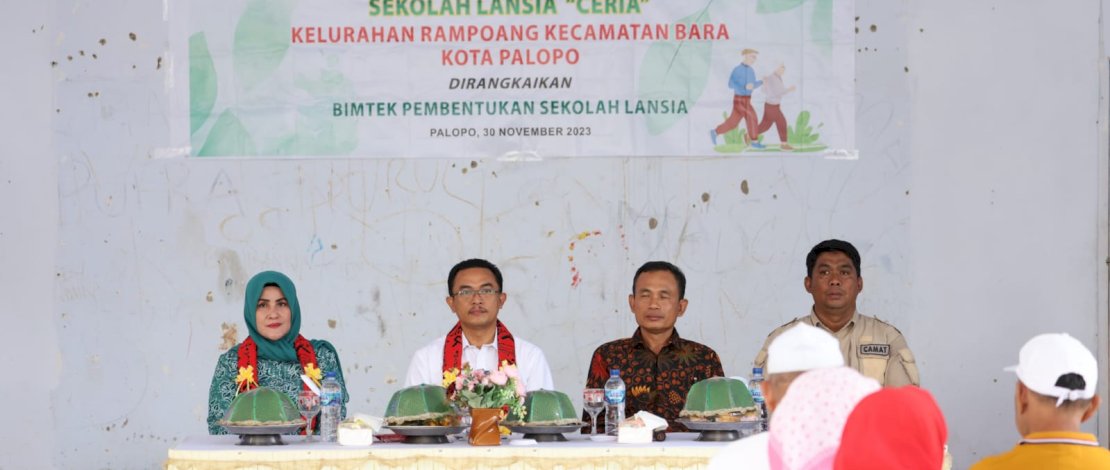 Kepala Perwakilan BKKBN Provinsi Sulsel, Shodiqin, saat melaunching Sekolah Lansia Ceria di Kelurahan Rampoang, Kecamatan Bara, Kota Palopo, Kamis, 30 November 2023.
