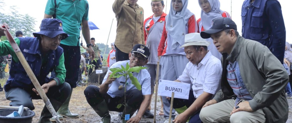 Pj Bupati Takalar, Dr. Setiawan Aswad, menghadir kegiatan penanaman Sejuta Pohon Sedunia yang berlangsung di Kelurahan Rajayya, Kecamatan Polsel, Jum'at 19 Januari 2024. 