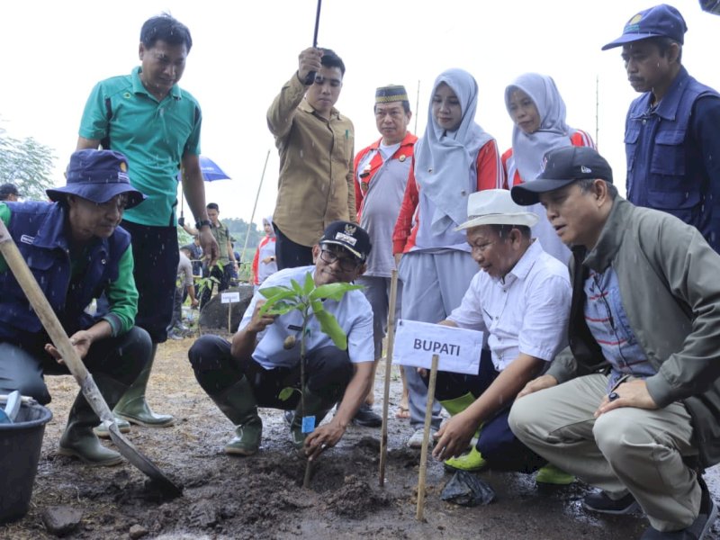 Hadiri Penanaman Sejuta Pohon Sedunia, Pj. Bupati Takalar:  Beri Kontribusi Positif dalam Melestarikan Alam