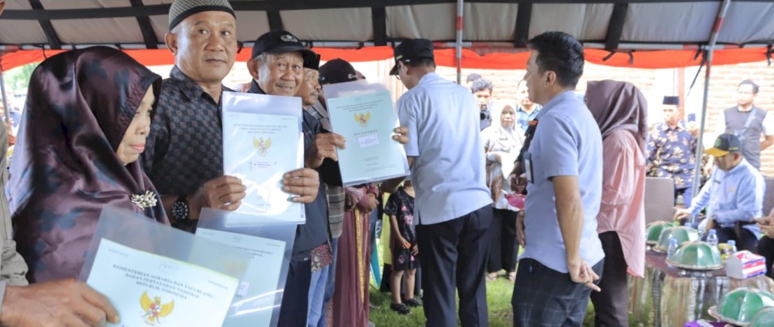 Warga Penerima Manfaat Program PTSL dan Redis di Takalar Terima Sertifikat Tanah Warga Penerima Manfaat Program PTSL dan Redis di Takalar Terima Sertifikat Tanah