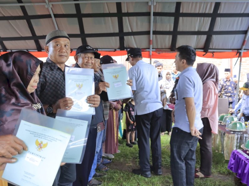 Warga Penerima Manfaat Program PTSL dan Redis di Takalar Terima Sertifikat Tanah