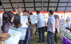 Warga Penerima Manfaat Program PTSL dan Redis di Takalar Terima Sertifikat Tanah