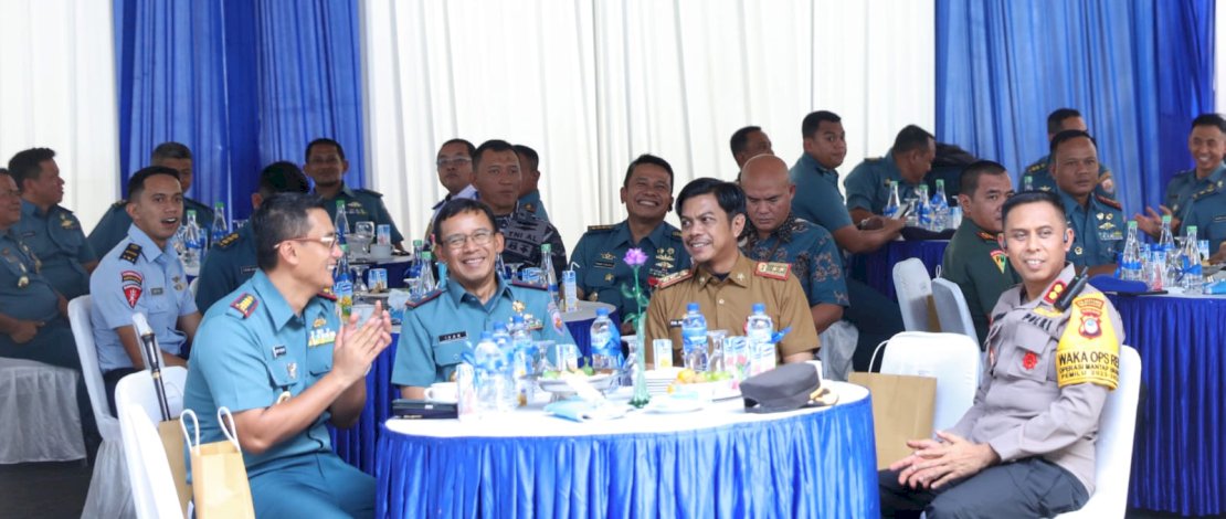 Penjabat Sekda Kota Makassar, Firman Hamid Pagarra, menghadiri syukuran perayaan Hari Ulang Tahun (HUT) ke-6 Satuan Kapal Patroli (Santrol) Pangkalan Utama TNI Angkatan Laut (Lantamal) VI, di Lapangan Apel Satrol Lantamal VI, Senin, 22 Januari 2024).