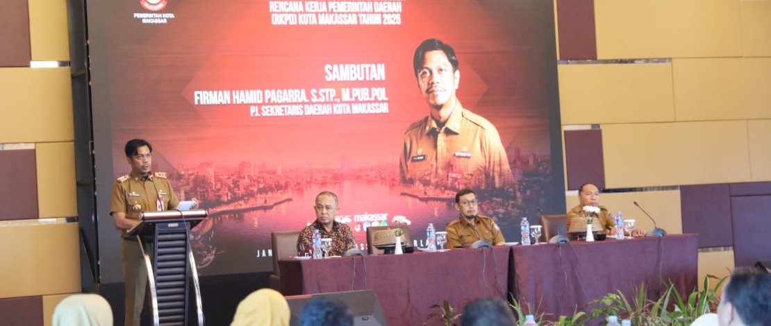 Penjabat Sekda Kota Makassar, Firman Hamid Pagarra, memberikan sambutan pembukaan orientasi perencanaan RKPD 2025 yang digelar oleh Badan Perencanaan Pembangunan Daerah (Bappeda) Makassar, di Aston Hotel, Senin, 22 Januari 2024.