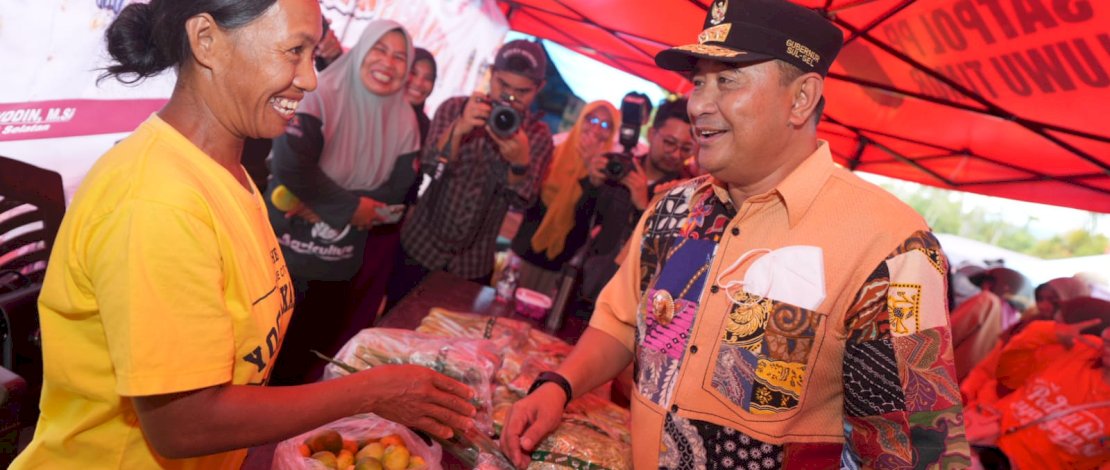 Pj Gubernur Sulsel, Bahtiar Baharuddin, meninjau pasar murah di Malili, Senin, 22 Januari 2024.