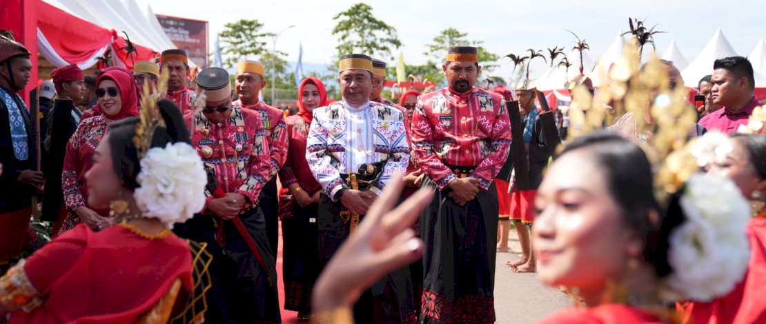 Pj Gubernur Sulsel Bahtiar Baharuddin dan rombongan disambut 756 penari, yang menampilkan tarian kolosal, saat menghadiri peringatan HUT Luwu ke-756 dan HPRL ke-78, yang dipusatkan di Stadion Andi Hasan Opu Tohatta, Luwu Timur, Selasa, 23 Januari 2024.