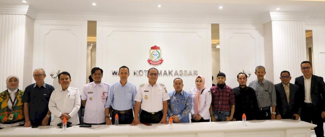 Pelaku usaha yang tergabung di Perhimpunan PHRI, AUHM, dan GIPI menemui Wali Kota Danny Pomanto.Didampingi Kepala Badan Pendapatan Daerah Firman Pagarra dan Sekretaris Dinas Pariwisata Irma Awalia, pertemuan tersebut berlangsung di Balai Kota Makassar, Rabu (24/01/2024).