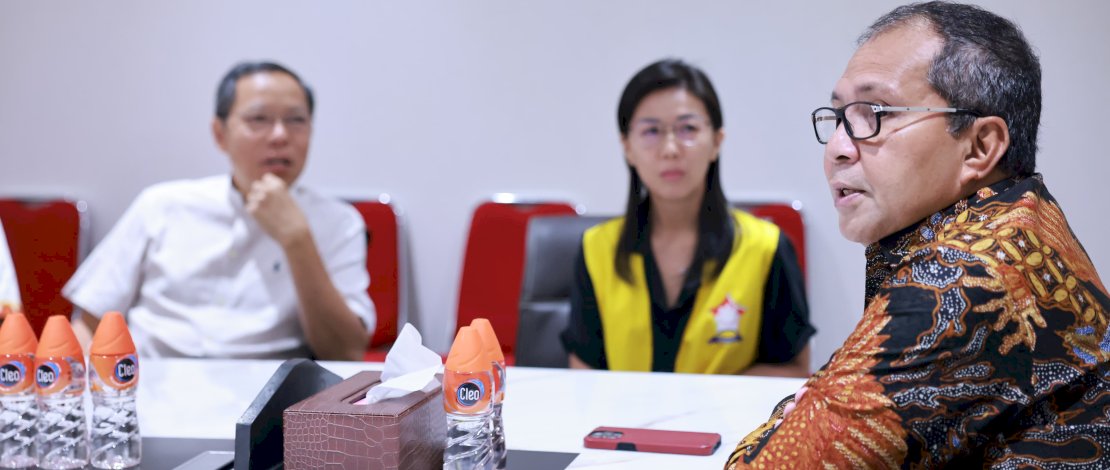 Danny Pomanto saat menerima audiensi Persatuan Umat Buddha Indonesia (Permabudhi) Makassar di Balai Kota, Kamis, 25 Januari 2024.