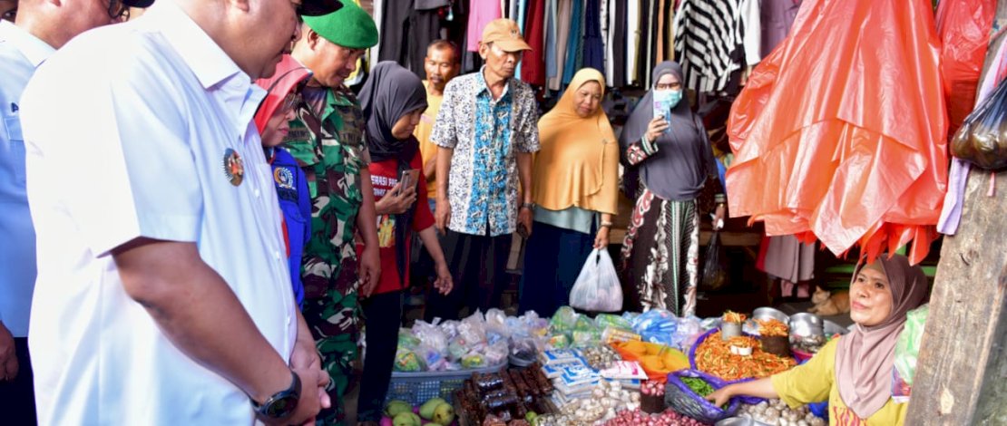 Pj Gubernur Sulsel, Bahtiar Baharuddin, melakukan peninjauan di pasar tradisional Kota Palopo, Kamis, 25 Januari 2024.