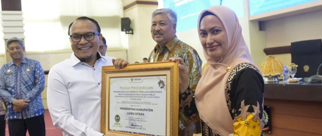 Bupati Luwu Utara, Indah Putri Indriani, menerima Penghargaan dan Rapor Hasil Penilaian dari Ombudsman RI di Ruang Rapat Pimpinan Gubernur Sulsel, Kamis, 25 Januari 2024.