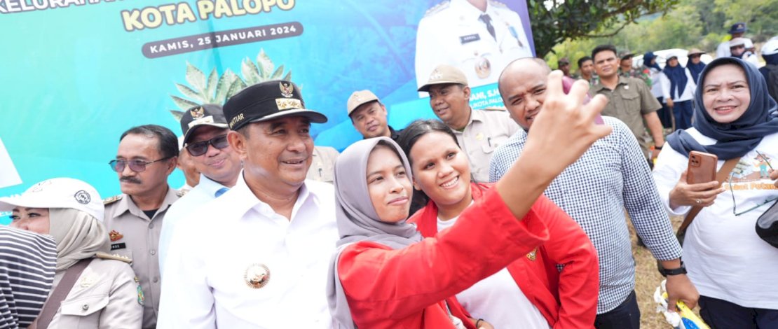 Mahasiswa Agroteknologi Universitas Hasanuddin ikut berpartisipasi melakukan penanaman sukun bersama Penjabat Gubernur Sulsel, Bahtiar Baharuddin, di Kelurahan Purangi, Kecamatan Sendana, Kota Palopo, Kamis, 25 Januari 2024.