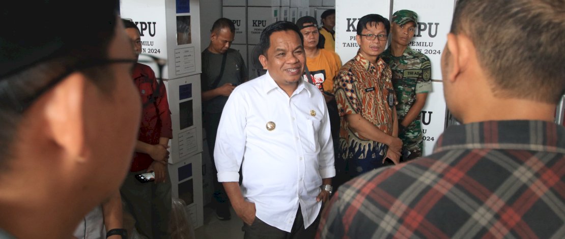 Pj Bupati Jeneponto, Junaedi Bakri, melakukan peninjauan logistik di Gudang 2 KPU, Jalan Isak Iskandar (Jalan Lingkar), Jumat, 26 Januari 2024.