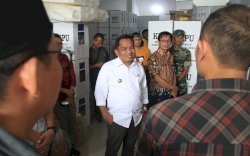 Pastikan Pemilu Berjalan Lancar, Pj Bupati Jeneponto Tinjau Logistik di Gudang KPU