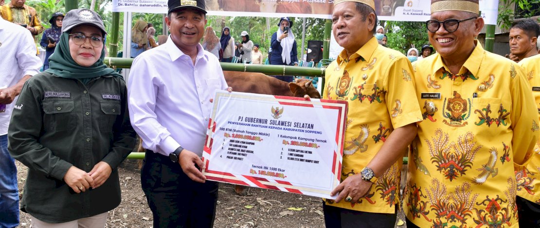 Penjabat Gubernur Sulsel, Bahtiar Baharuddin, menyerahkan bantuan peternakan senilai Rp2 miliar kepada Kabupaten Soppeng. Penjabat Gubernur Sulsel, Bahtiar Baharuddin, menyerahkan bantuan peternakan senilai Rp2 miliar kepada Kabupaten Soppeng.