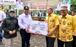 Pj Gubernur Sulsel Serahkan Bantuan Senilai Rp2 Miliar untuk Rumah Tangga Miskin di Soppeng