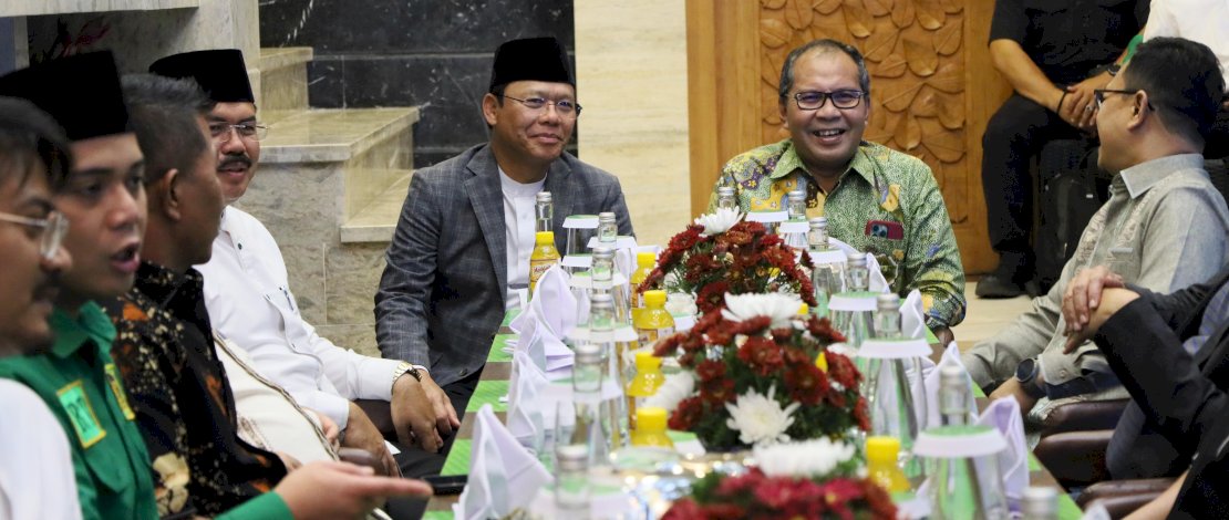 Wali Kota Makassar Moh Ramdhan "Danny" Pomanto menyambut kedatangan rombongan Plt Ketua Umum DPP PPP H Muhamad Mardiono, di Kediaman Pribadinya Jl Amirullah, Jumat malam, 26 Januari 2024.
