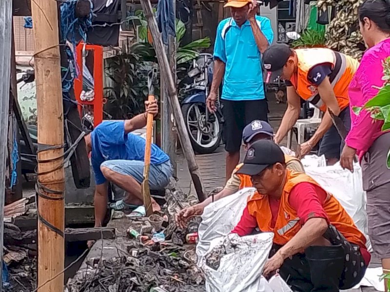 Lurah Gaddong Pimpin Kerja Bakti di RW 5  Demi Cegah Banjir