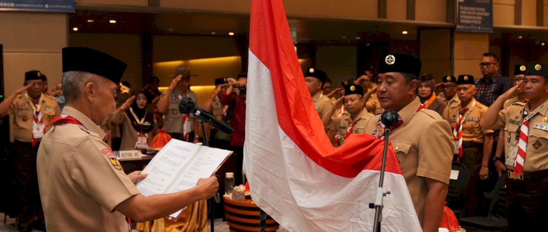 Sekjen Kwarnas Gerakan Pramuka, Mayjen TNI (Purn) Bachtiar, melantik Bahtiar Baharuddin sebagai Ketua Majelis Pembimbing Daerah (Mabida) Gerakan Pramuka Provinsi Sulsel, di Hotel Novotel Makassar, Sabtu, 27 Januari 2024. 