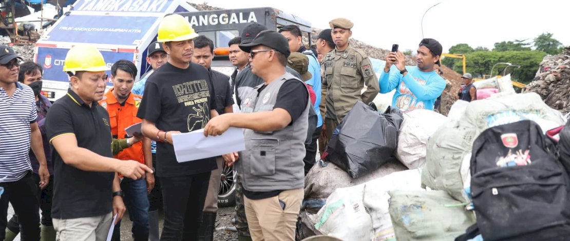 Pemerintah Kota Makassar lewat seluruh Organisasi Perangkat Daerah (OPD) melakukan aksi bersih-bersih Kota Makassar atau kerja bakti bersama.