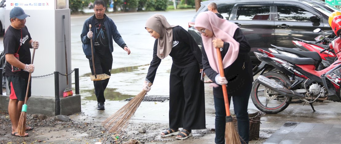 Staf Bagian Protokol dan Komunikasi Pimpinan (Prokopim) Kota Makassar menggelar aksi kerja bakti  di Jalan Boulevard, Panakkukang, Sabtu, 27 Januari 2024.